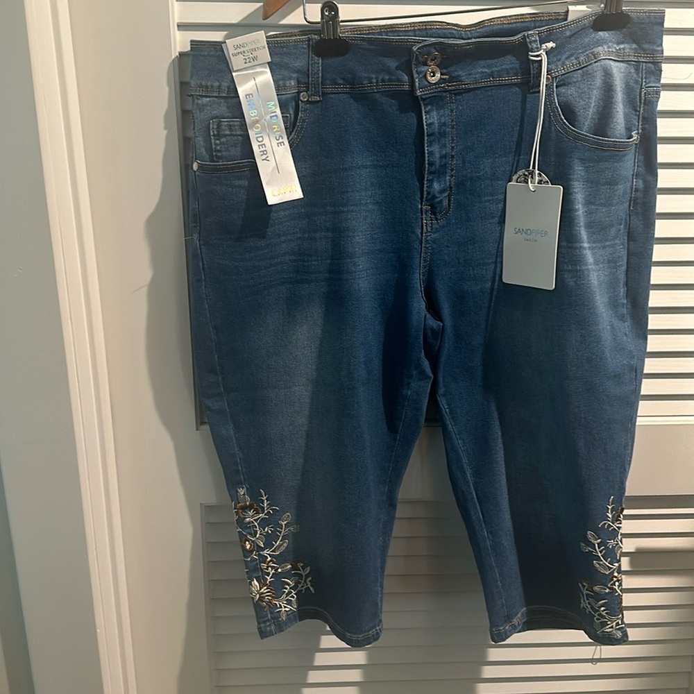 NWT Sandpiper Mid Rise Jegging Super Soft Stretchy Embroidered Capri. Size 22W